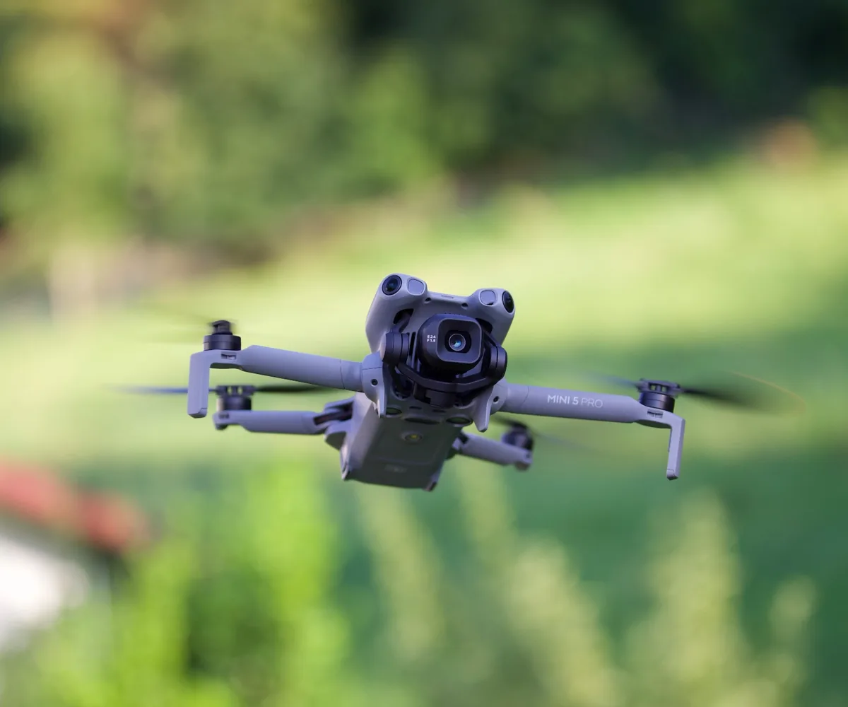 Unsere DJI Mini 5 Pro im Flug