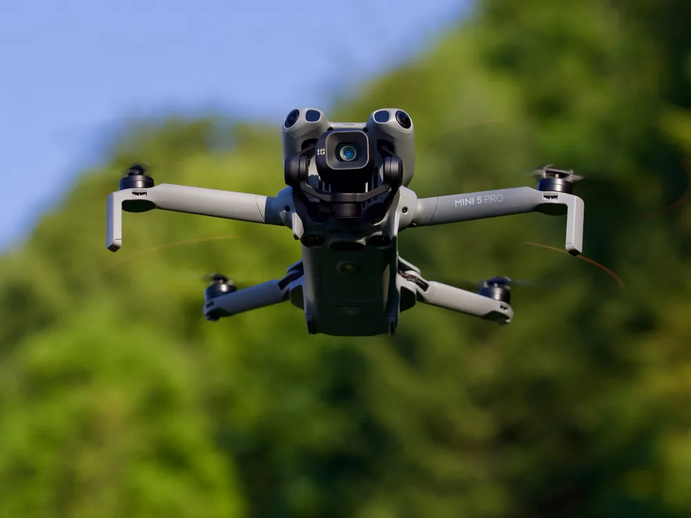 Die DJI Mini 5 Pro vor blauem Himmel