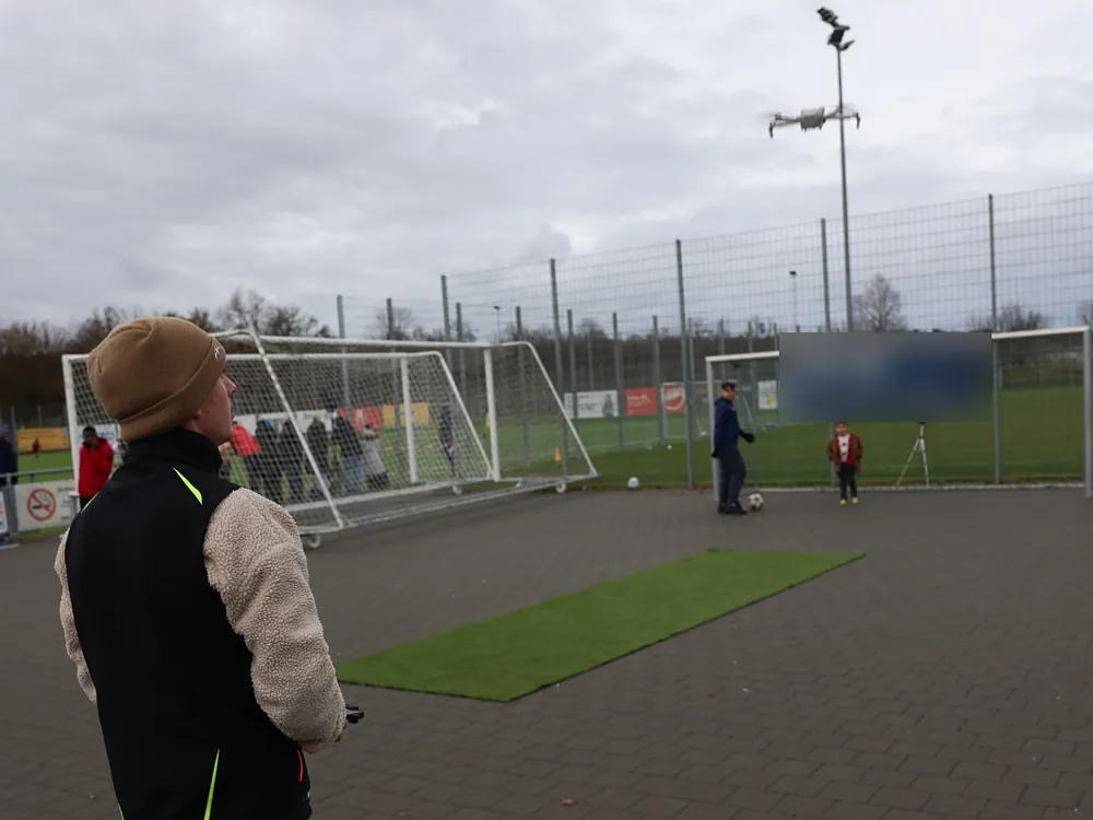 Nicola Brosi steuert die Drohne über einem Sportplatz