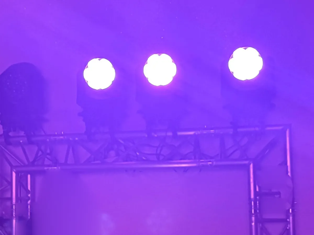 Unsere Moving Heads in violettem Licht beim AHA Theater