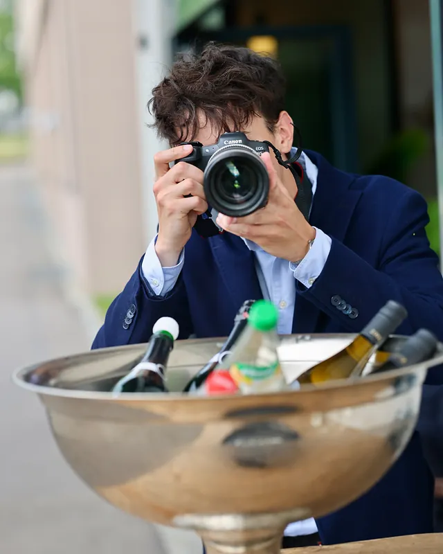 David Schinzel fotografiert beim Apéro